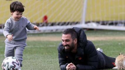 Invité surprise à l'entraînement de Galatasaray! Arda Turan avec son fils Hamza Arda Turan ...