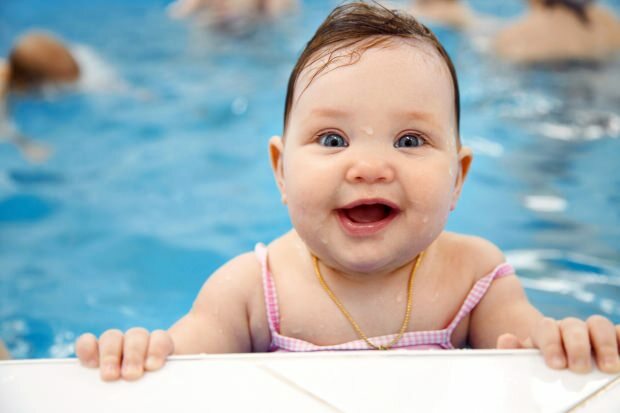 Quand les bébés peuvent-ils nager?
